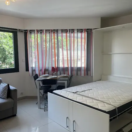 Studio moderne à 50m de la plage, climatisé, proche commerces et gare, parking disponible - FR-1-466A-50 Apartamento