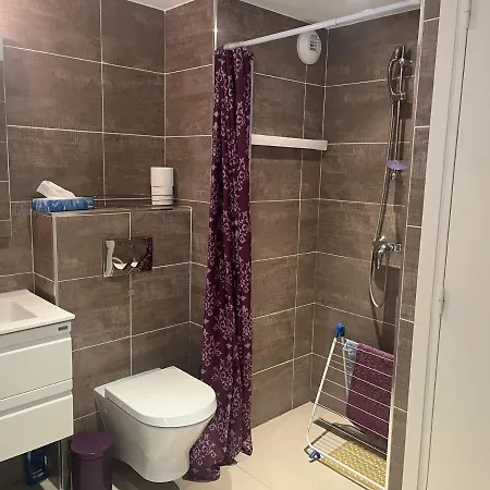 Studio moderne à 50m de la plage, climatisé, proche commerces et gare, parking disponible - FR-1-466A-50